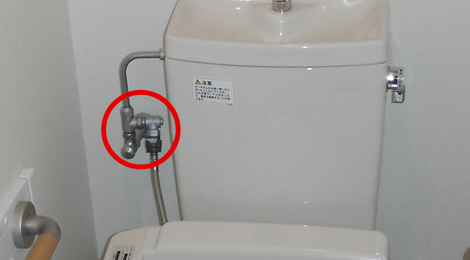 壁についている止水栓 