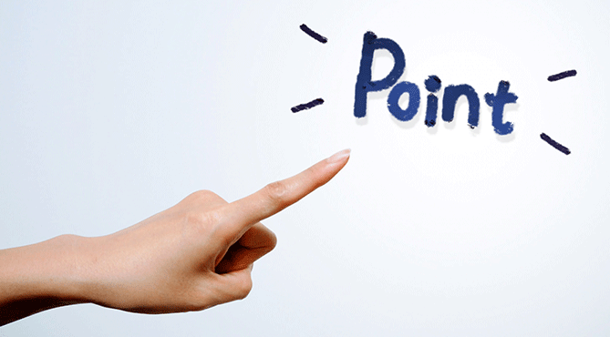 ポイントという文字を指差す女性の手 