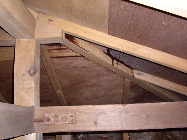 壁や天井から水漏れする原因