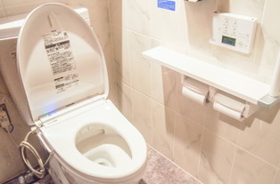 トイレの水漏れの原因と修理方法とは？
