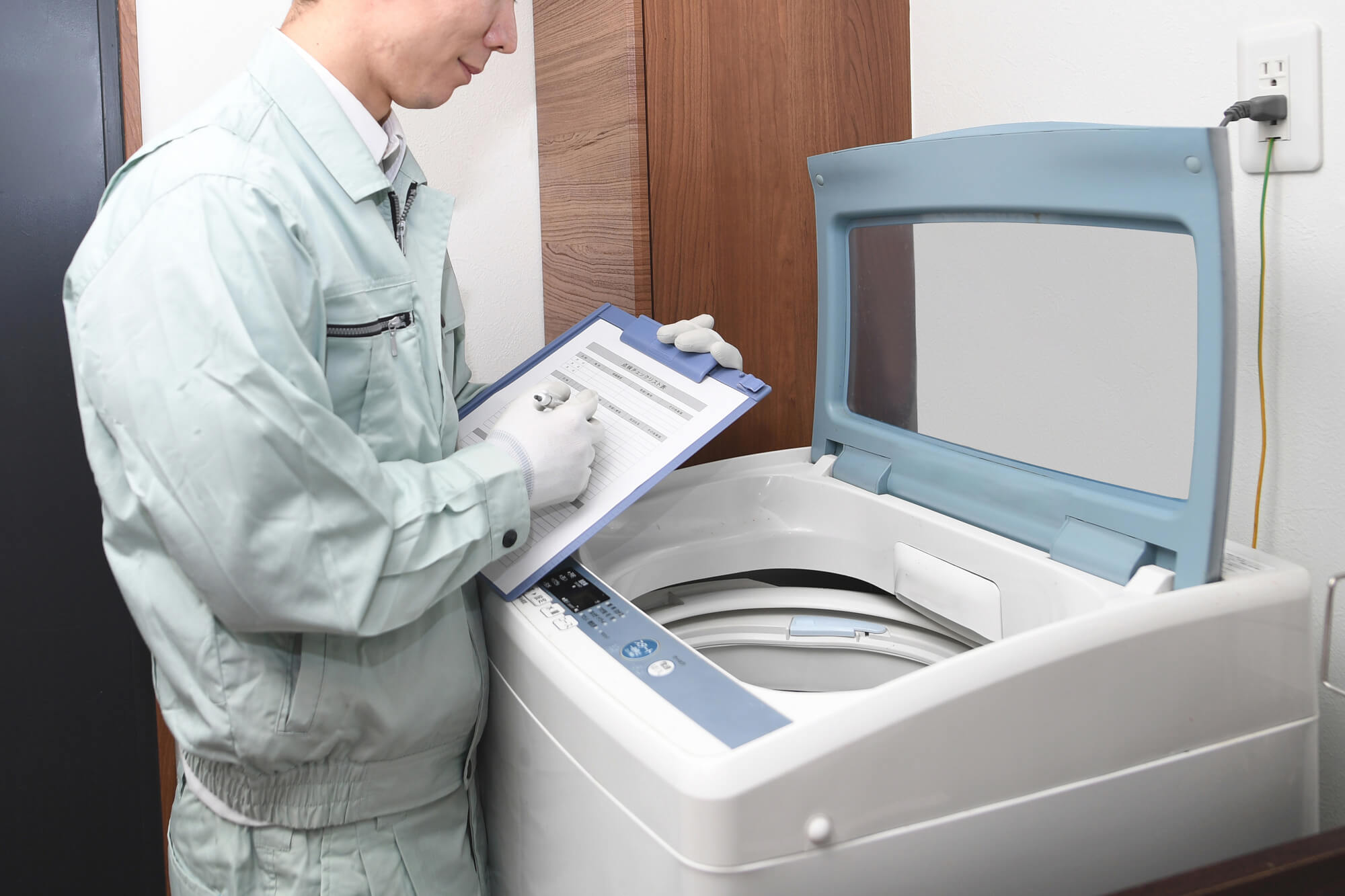 洗濯機の水漏れ修理はプロに依頼すべき？